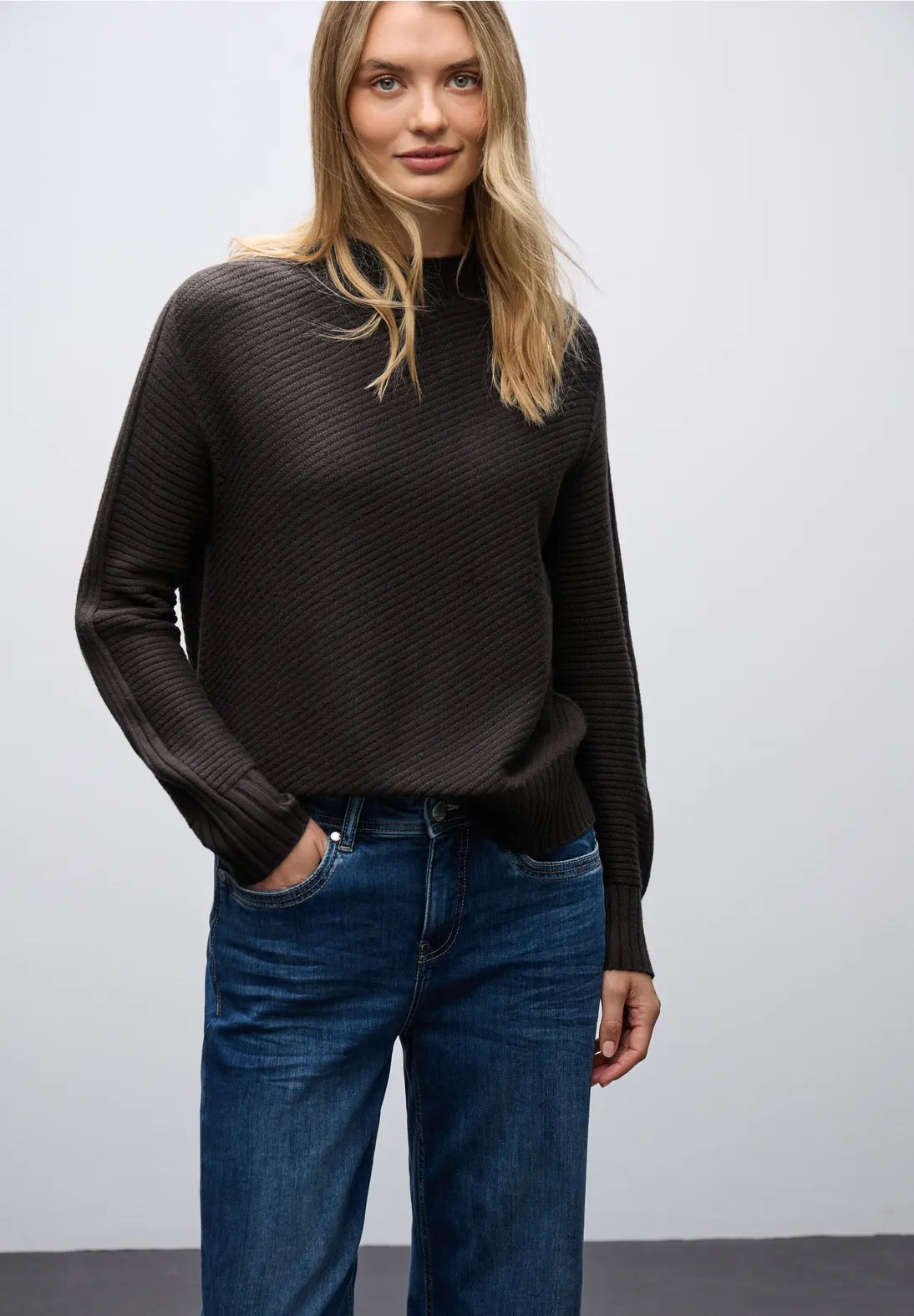 Structure sweater