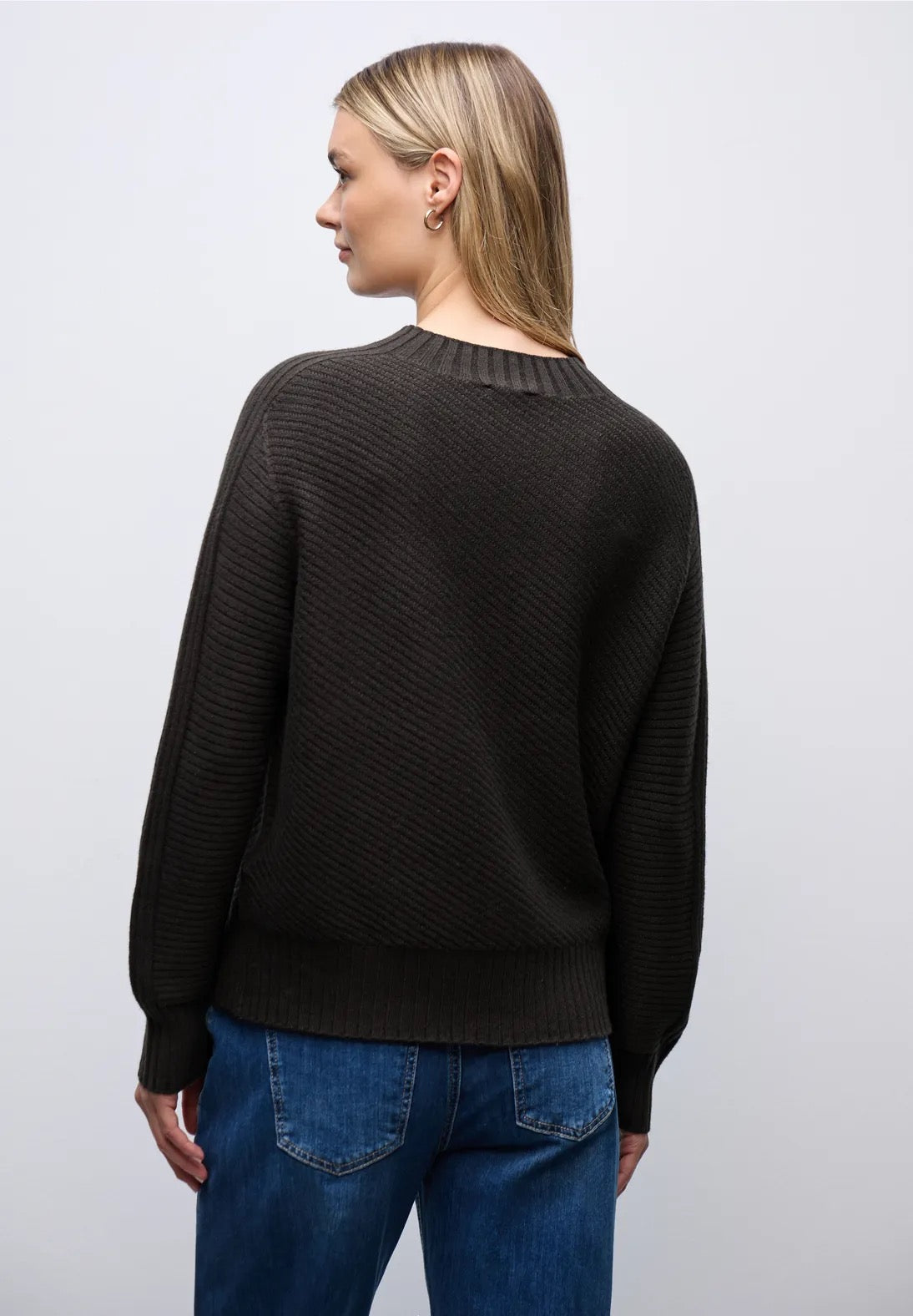 Structure sweater
