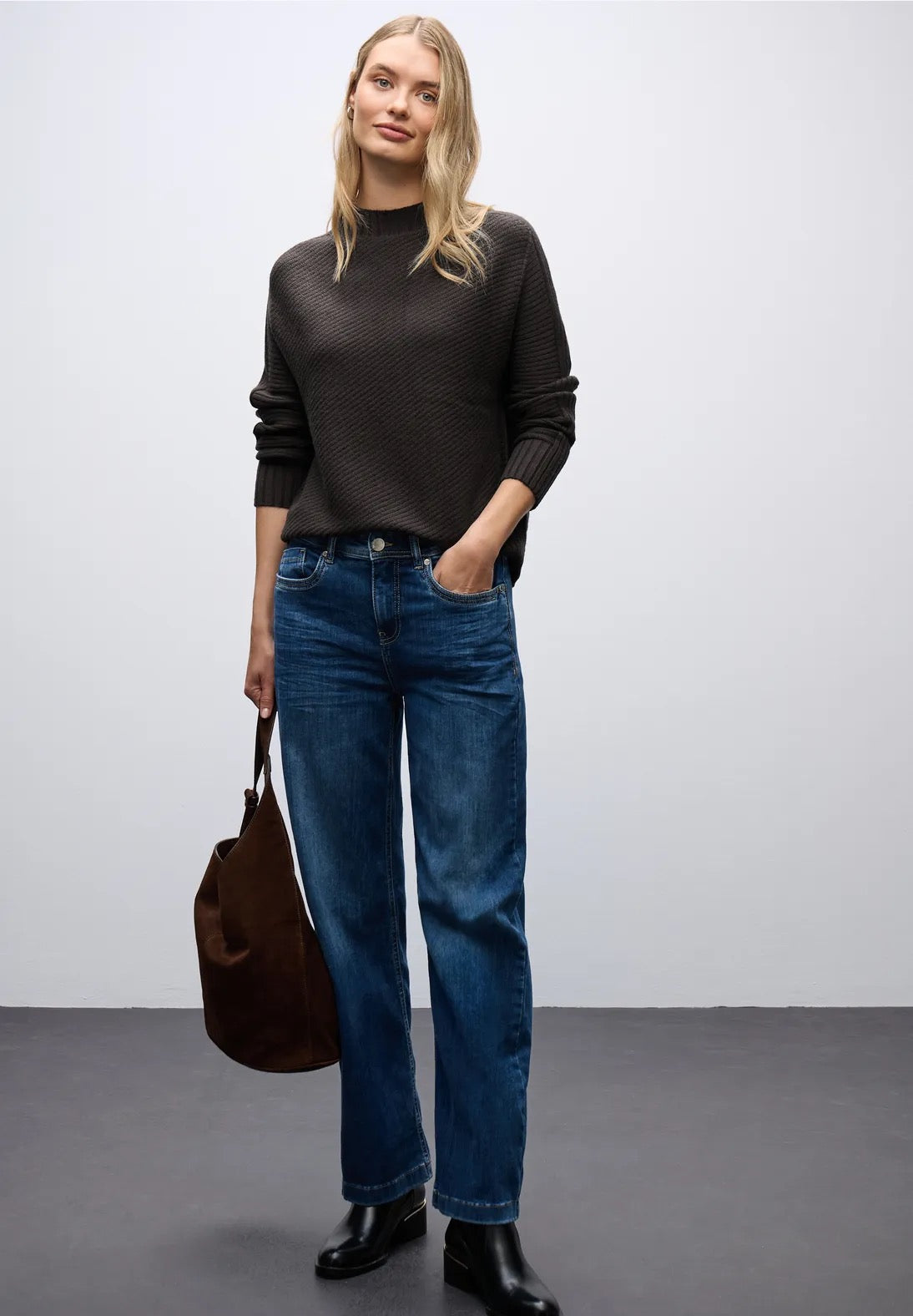 Structure sweater