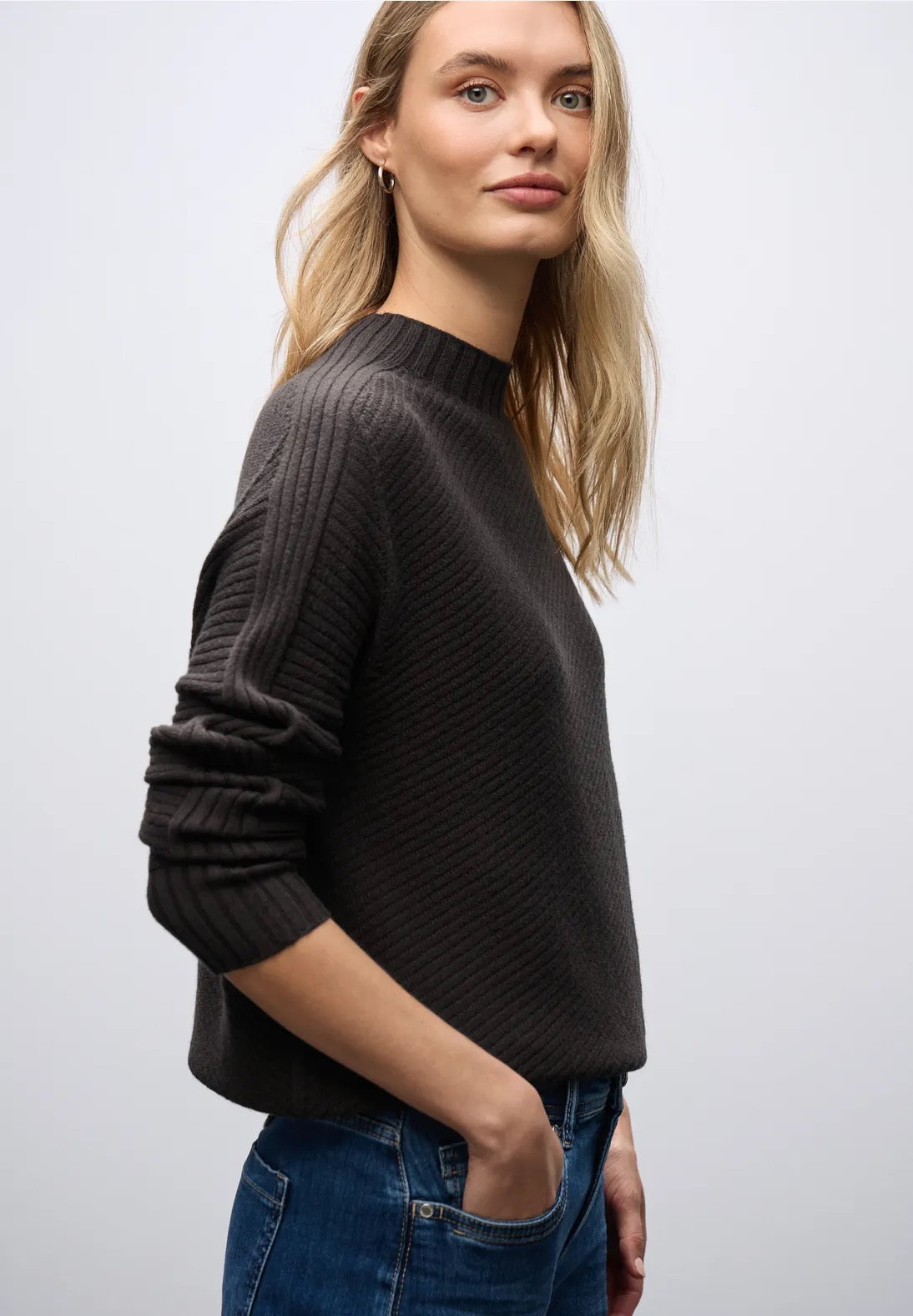 Structure sweater